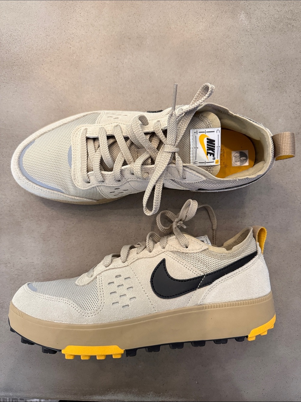 😎 Nike Men’s Beige and Black Trail Sneakers with Yellow Accents